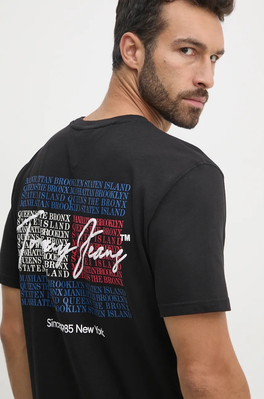 

Памучна тениска Tommy Jeans в черно с принт DM0DM18518, Черен