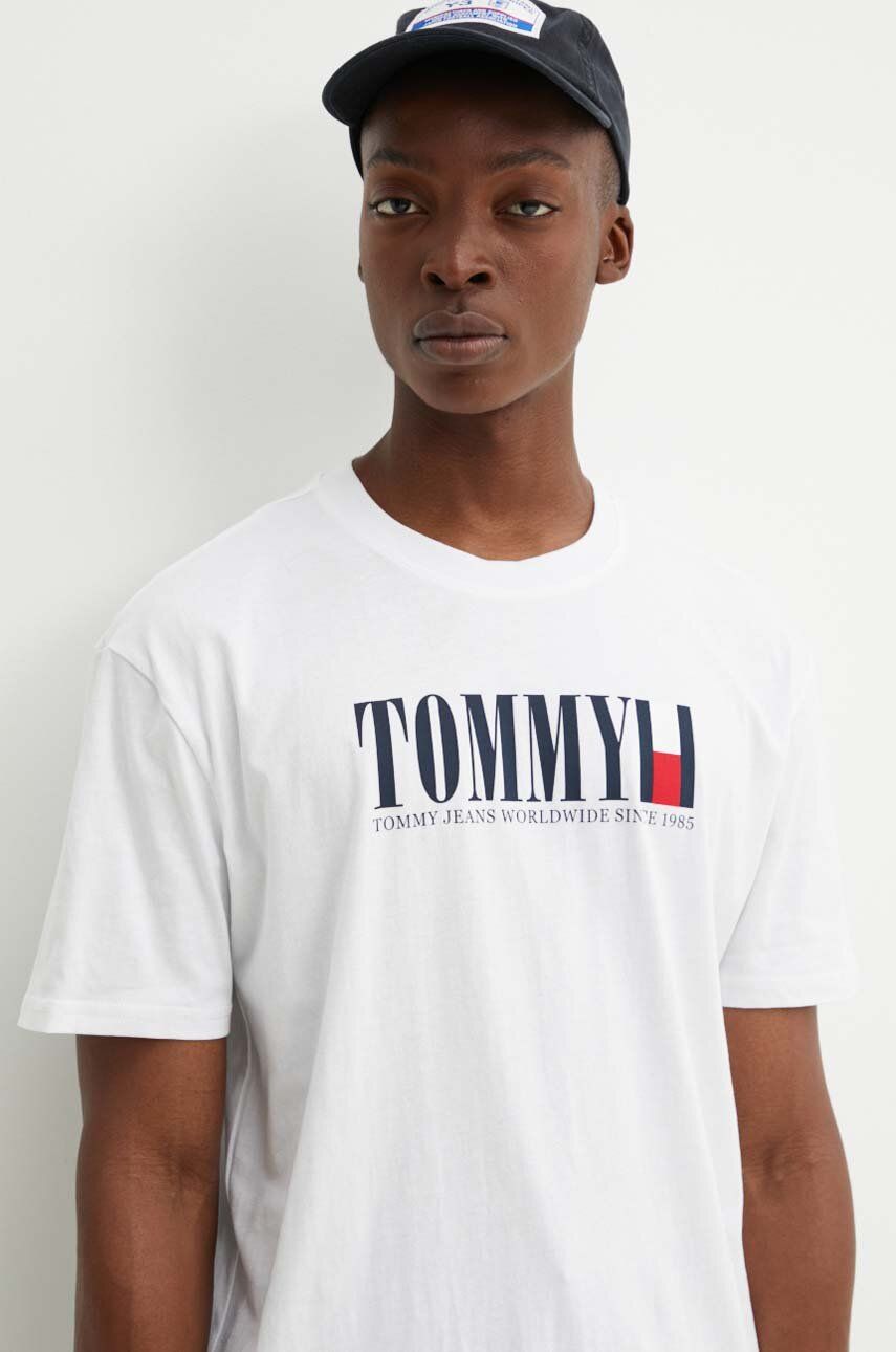 Tommy Jeans tricou barbati, culoarea alb, cu imprimeu, DM0DM18533