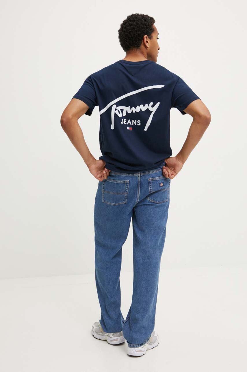 

Памучна тениска Tommy Jeans в тъмносиньо с принт DM0DM18536, Тъмносин