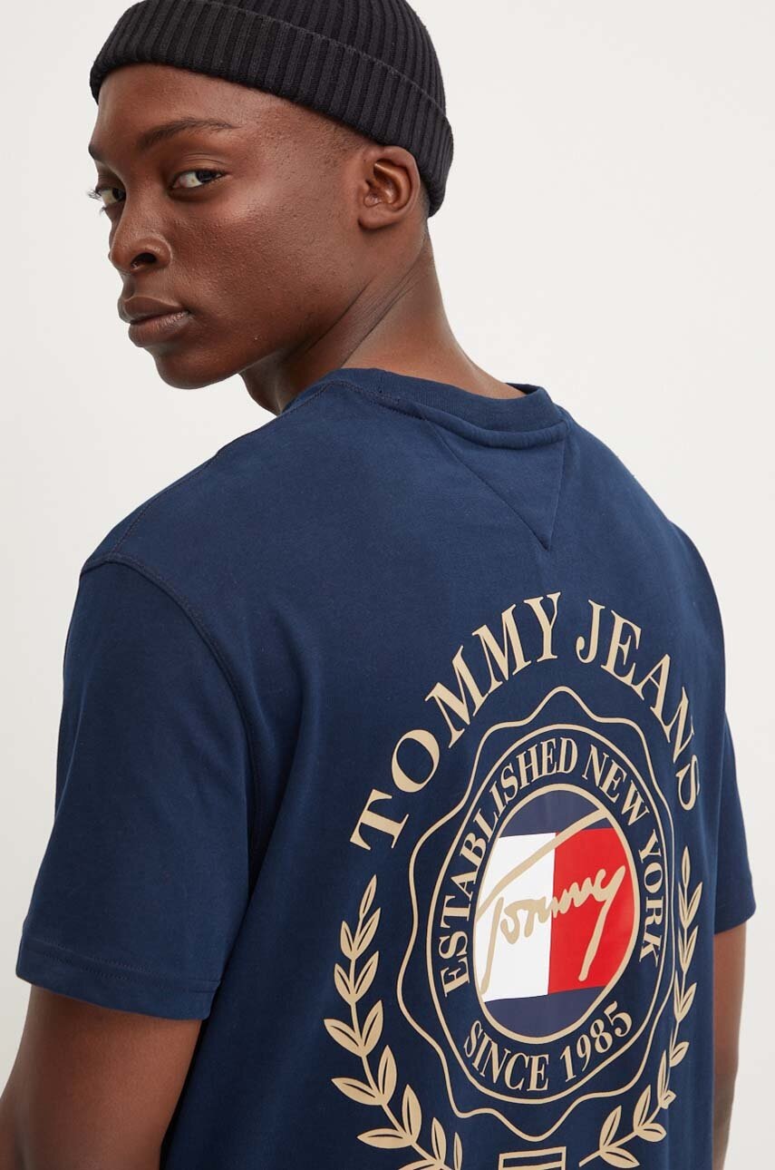 

Памучна тениска Tommy Jeans в тъмносиньо с принт DM0DM18540, Тъмносин
