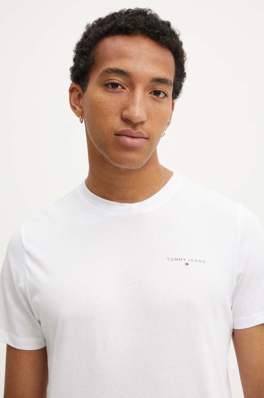 

Памучна тениска Tommy Jeans в бяло с принт DM0DM18555, Бял