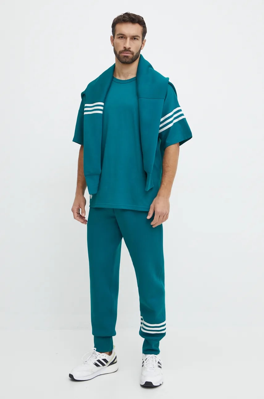 Хлопковая футболка adidas Originals Neuclassics Tee мужская цвет бирюзовый с аппликацией JF9138 Хлопковая футболка adidas Originals Neuclassics Tee мужская цвет бирюзовый с аппликацией JF9138