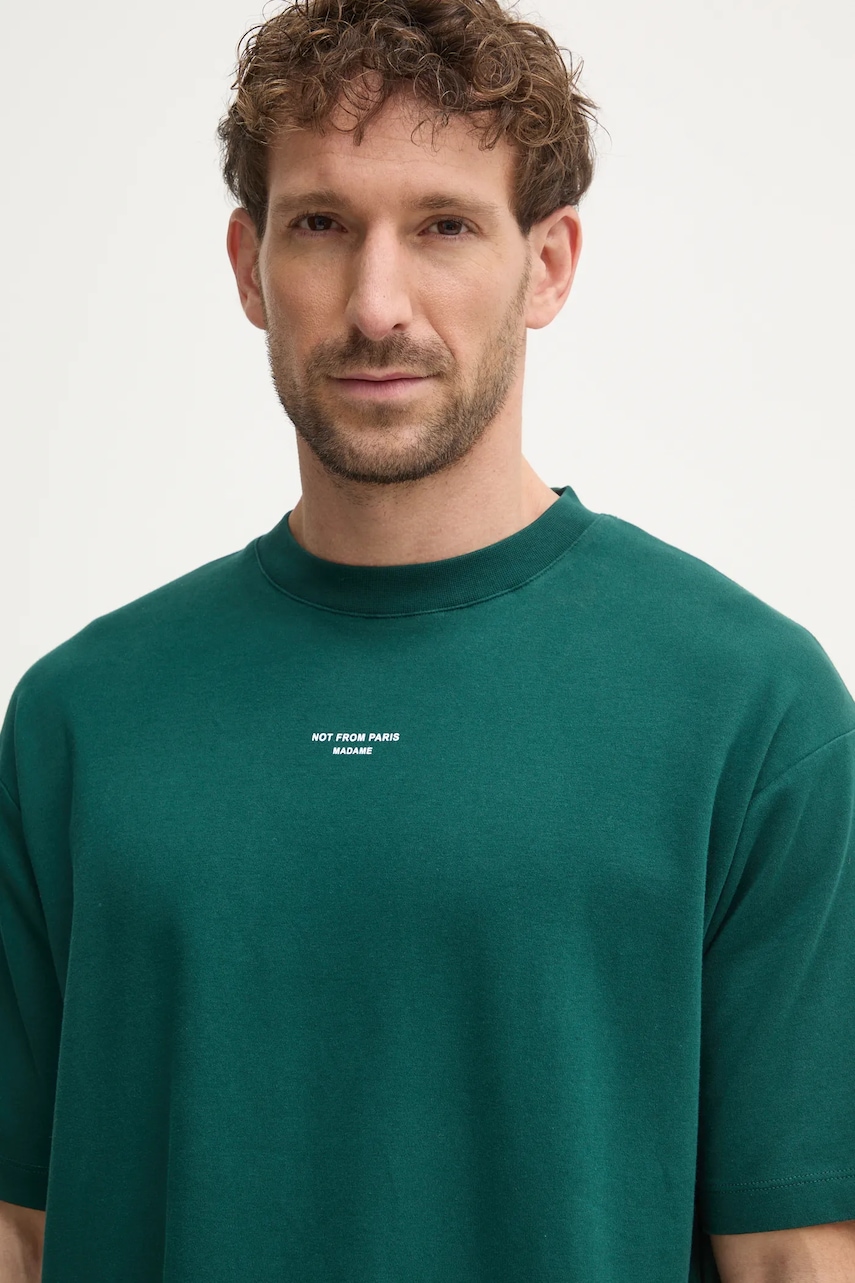Drôle de Monsieur tricou din bumbac Le T-Shirt Slogan Classique barbati, culoarea verde, cu imprimeu, PERM-TS202-CO002-DGN Drôle de Monsieur tricou din bumbac Le T-Shirt Slogan Classique barbati, culoarea verde, cu imprimeu, PERM-TS202-CO002-DGN