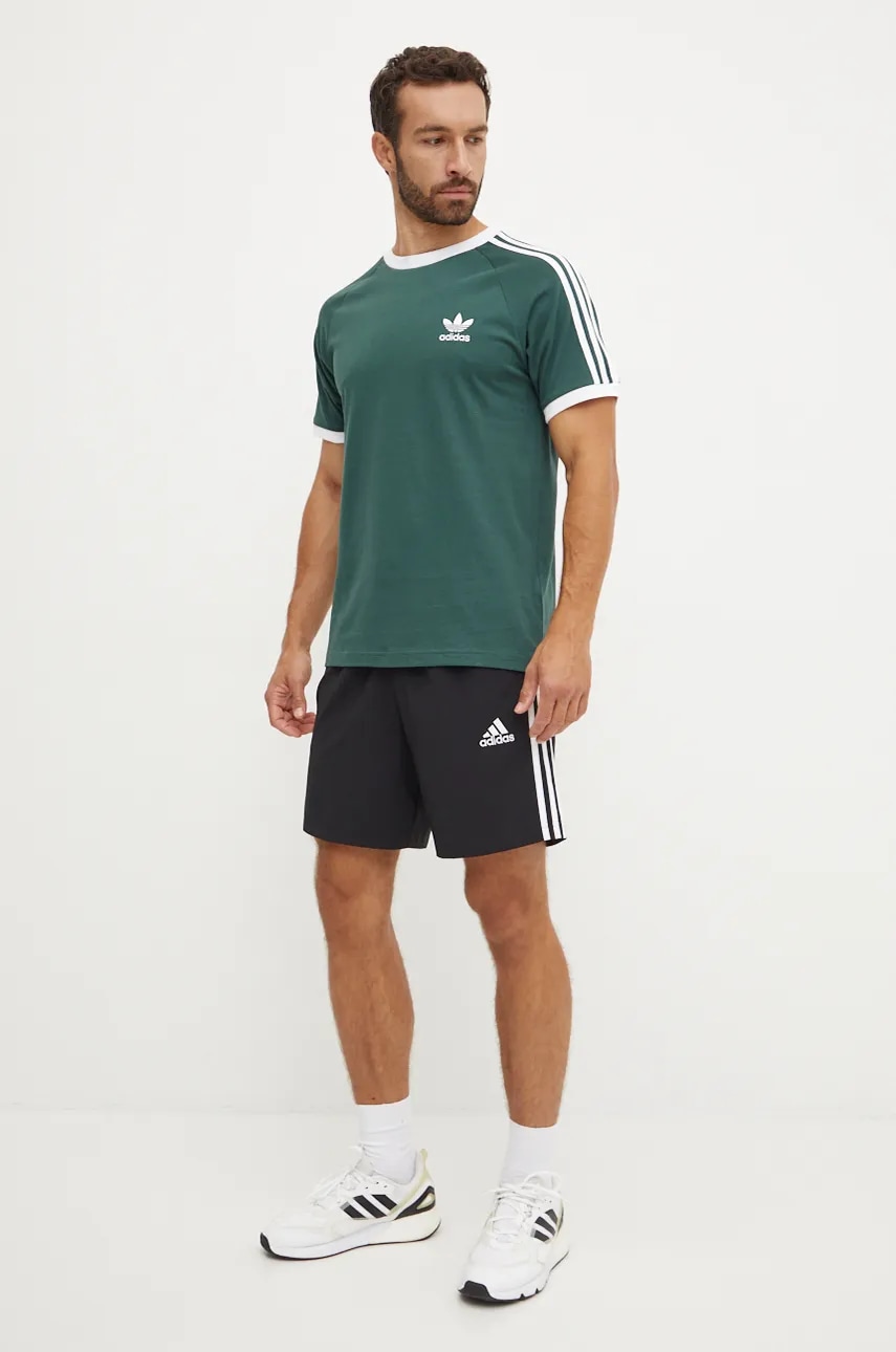 Хлопковая футболка adidas Originals мужская цвет зелёный с аппликацией IY8720 Хлопковая футболка adidas Originals мужская цвет зелёный с аппликацией IY8720