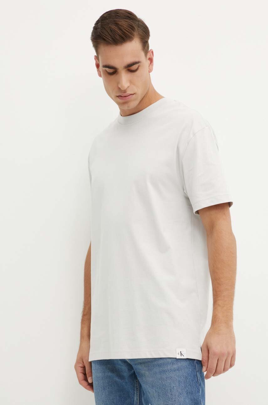 

Памучна тениска Calvin Klein Jeans в сиво с изчистен дизайн J30J325338, Сив