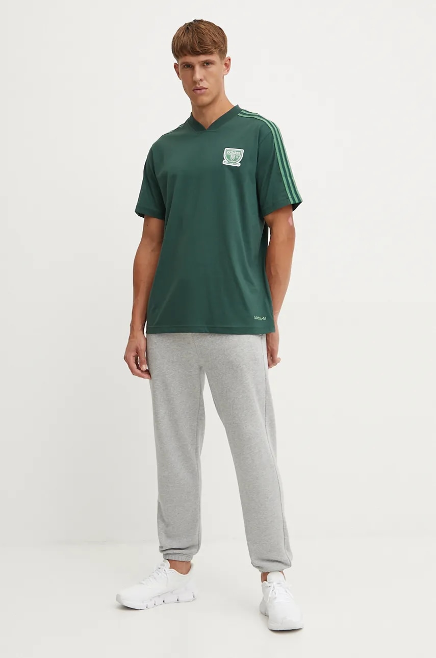 Хлопковая футболка adidas Originals мужская цвет зелёный с аппликацией IW3240 Хлопковая футболка adidas Originals мужская цвет зелёный с аппликацией IW3240