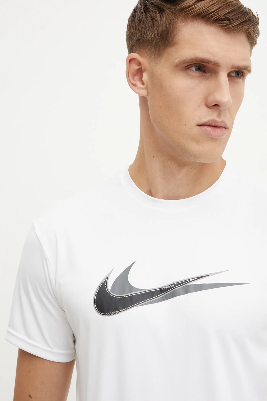 Спортивная футболка Nike Stacked Swoosh цвет белый с принтом NESSE512 Спортивная футболка Nike Stacked Swoosh цвет белый с принтом NESSE512