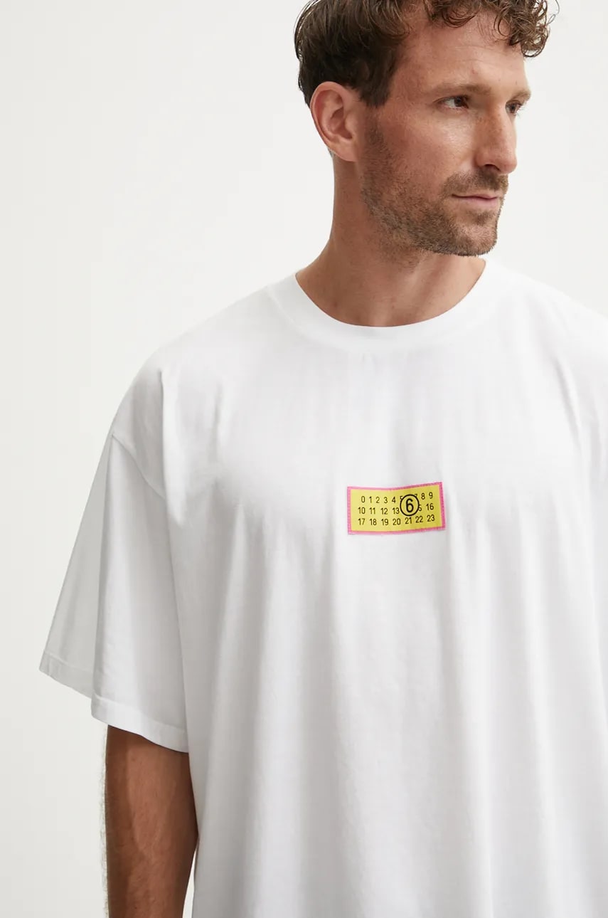 MM6 Maison Margiela tricou din bumbac barbati, culoarea alb, cu imprimeu, SH2GC0012.S23588 MM6 Maison Margiela tricou din bumbac barbati, culoarea alb, cu imprimeu, SH2GC0012.S23588