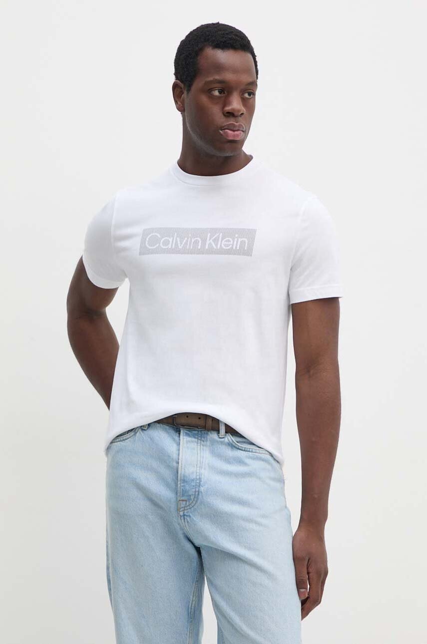 

Памучна тениска Calvin Klein в бяло с принт K10K113590, Бял