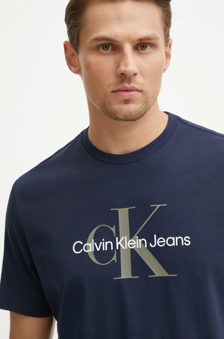 

Памучна тениска Calvin Klein Jeans в тъмносиньо с принт 00040EM286, Тъмносин