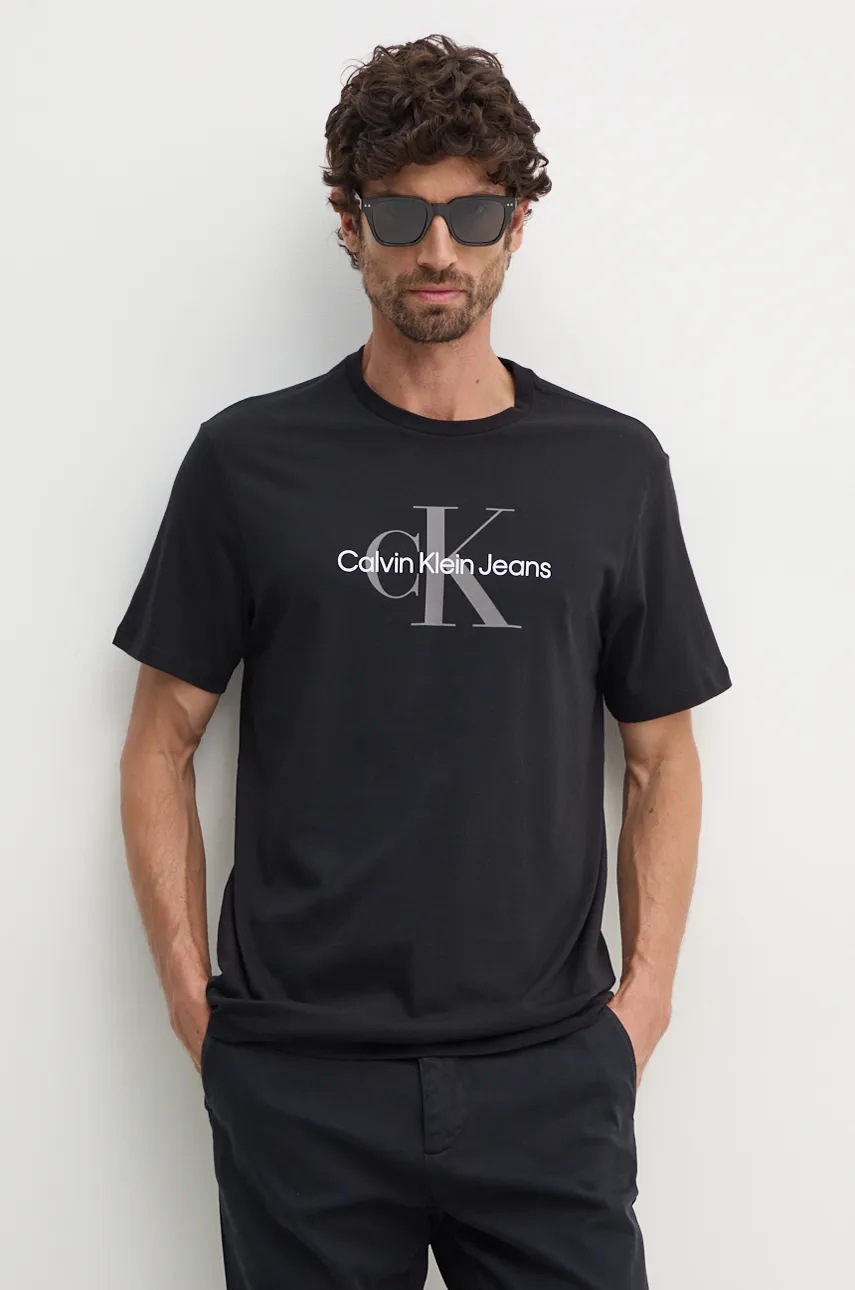 

Памучна тениска Calvin Klein Jeans в черно с принт 00040EM286, Черен