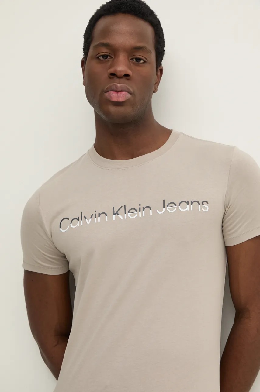 

Памучна тениска Calvin Klein Jeans в сиво с принт J30J325676, Сив