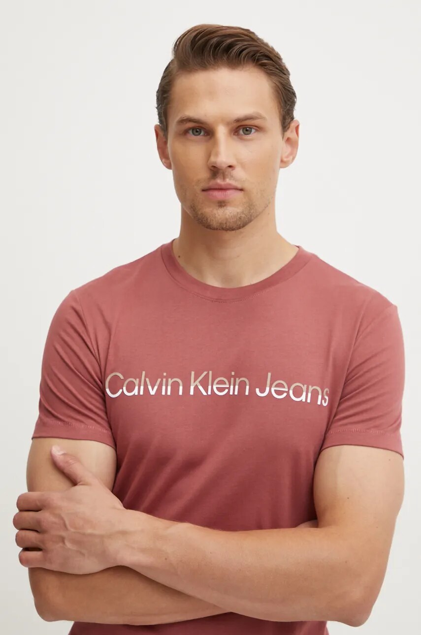 Levně Bavlněné tričko Calvin Klein Jeans vínová barva, s potiskem, J30J325676