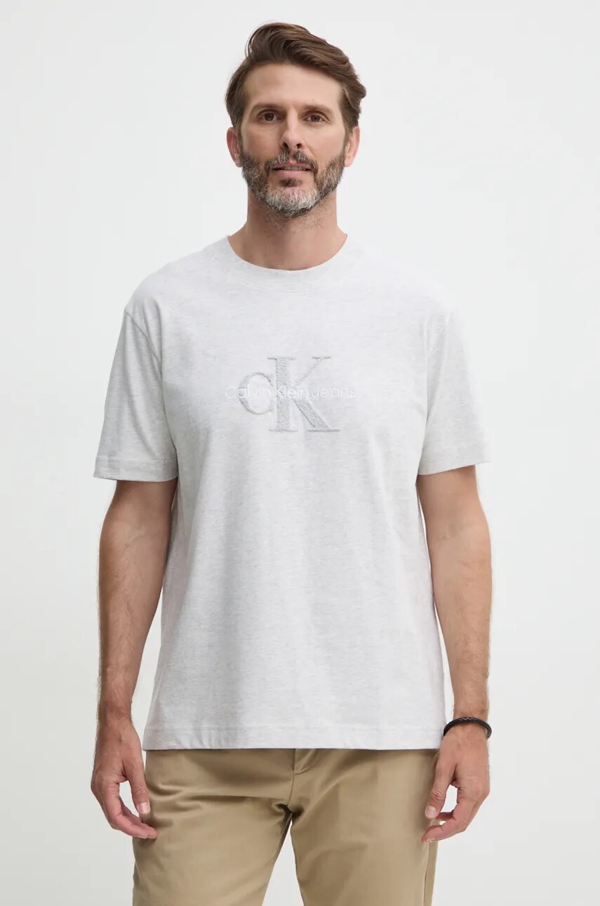 

Памучна тениска Calvin Klein Jeans в сиво с апликация J30J326158, Сив