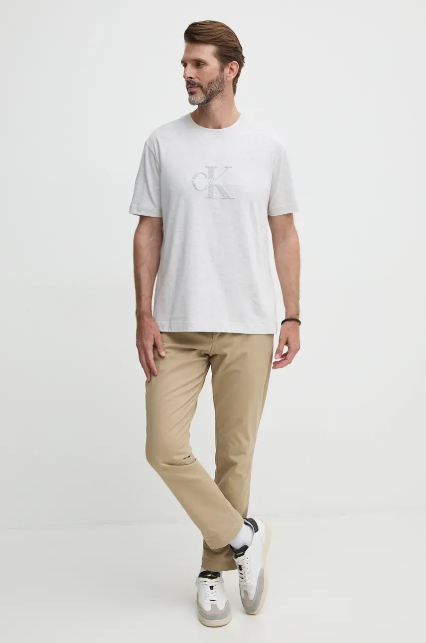 Хлопковая футболка Calvin Klein Jeans мужская цвет серый с аппликацией J30J326158 Хлопковая футболка Calvin Klein Jeans мужская цвет серый с аппликацией J30J326158