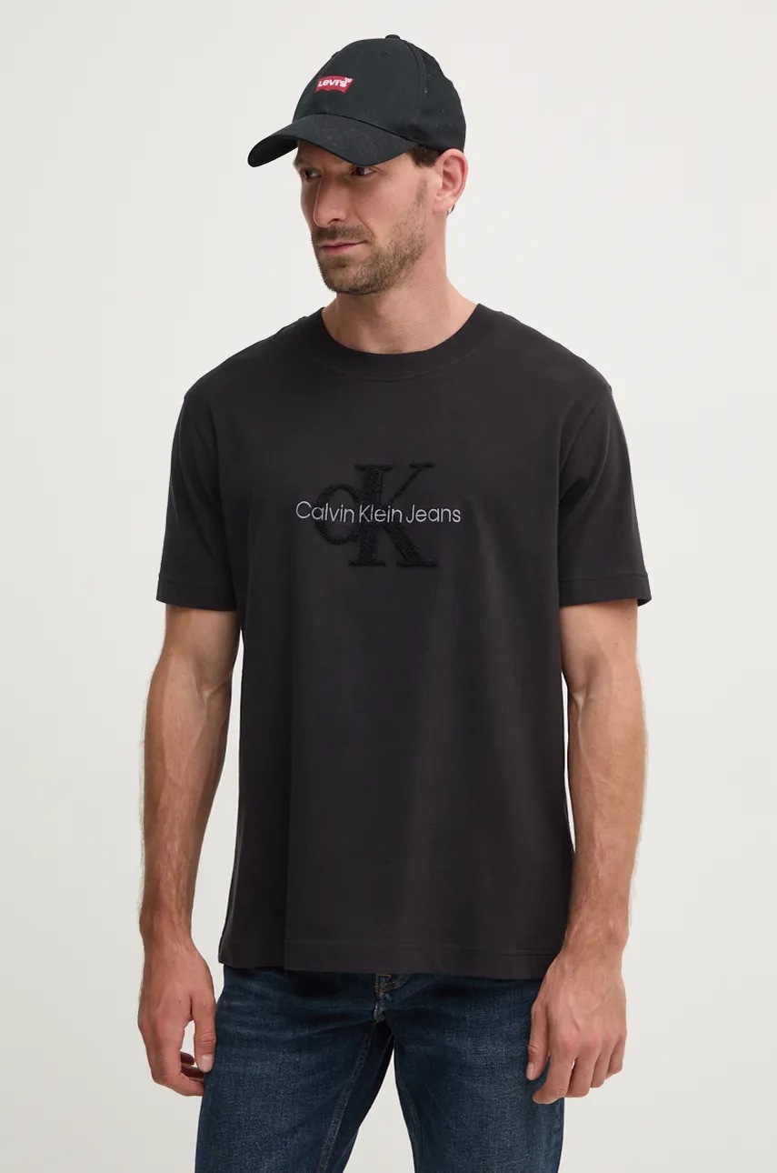 

Памучна тениска Calvin Klein Jeans в черно с апликация J30J326158, Черен