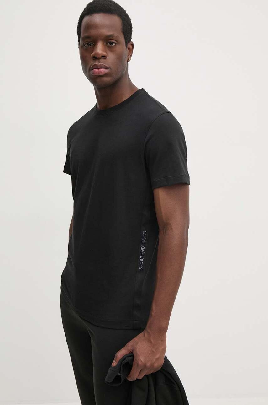 Levně Bavlněné tričko Calvin Klein Jeans černá barva, J30J326159