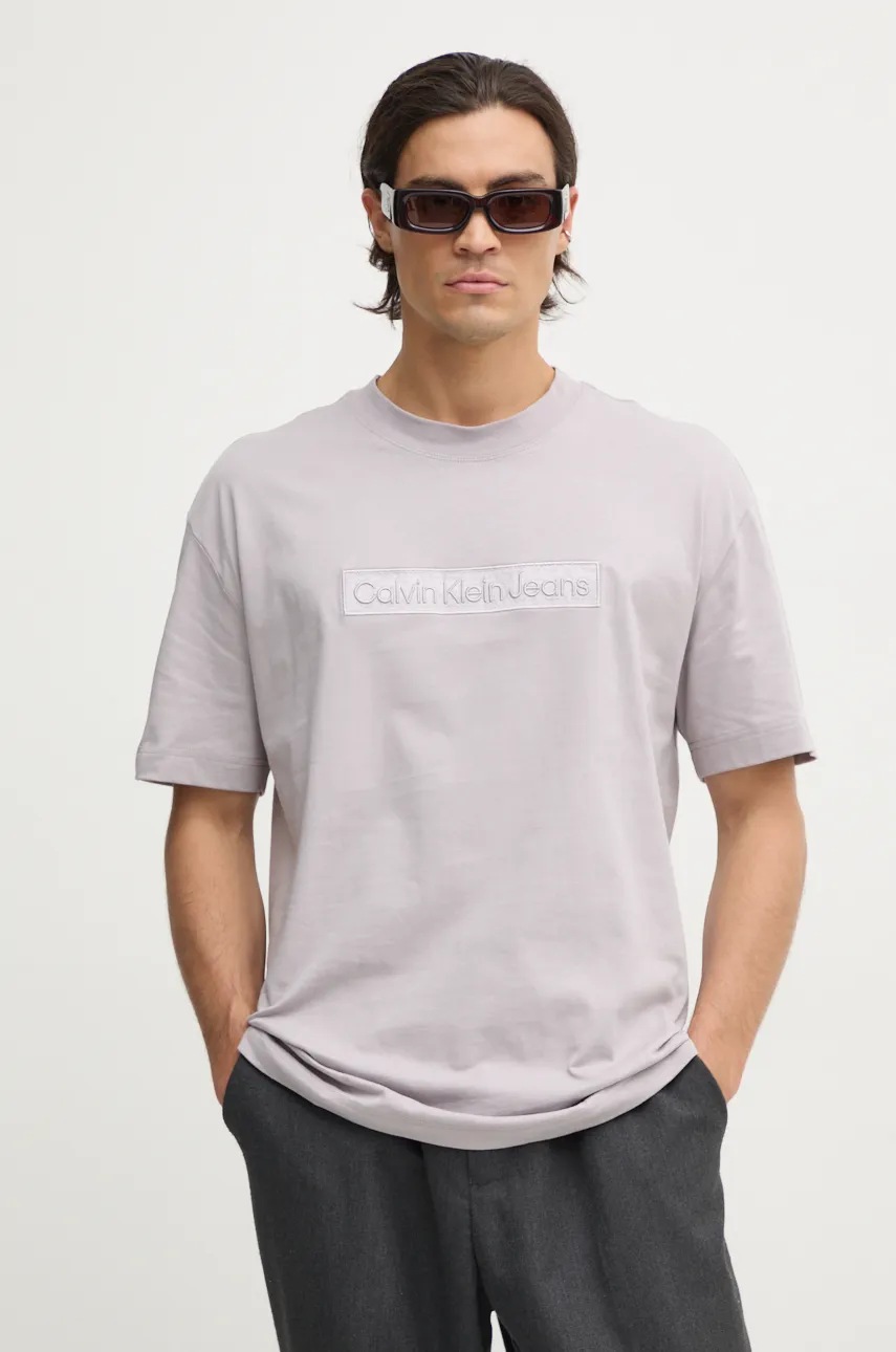 

Памучна тениска Calvin Klein Jeans в сиво с апликация J30J326205, Сив