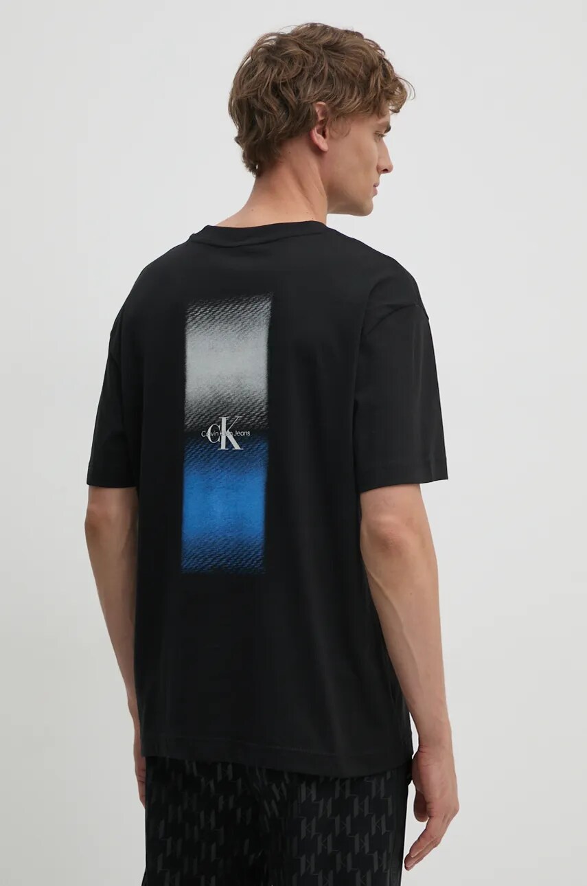 

Памучна тениска Calvin Klein Jeans в черно с принт J30J326860, Черен