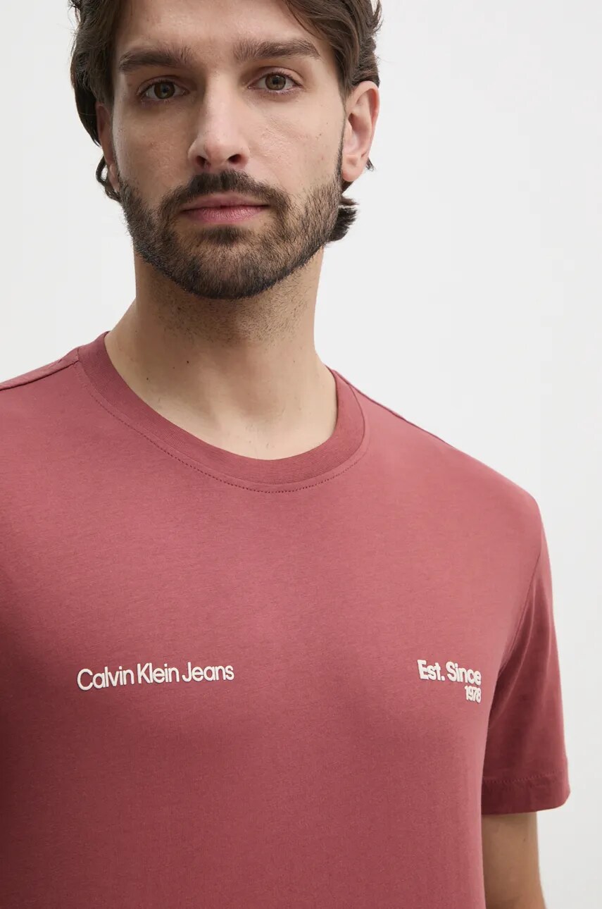 Levně Bavlněné tričko Calvin Klein Jeans vínová barva, s potiskem, J30J326867
