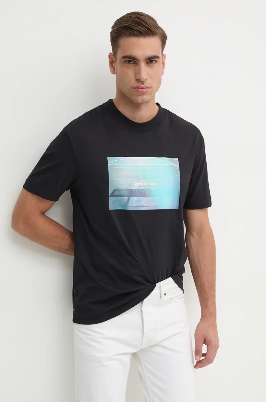 

Памучна тениска Calvin Klein Jeans в черно с принт J30J326869, Черен