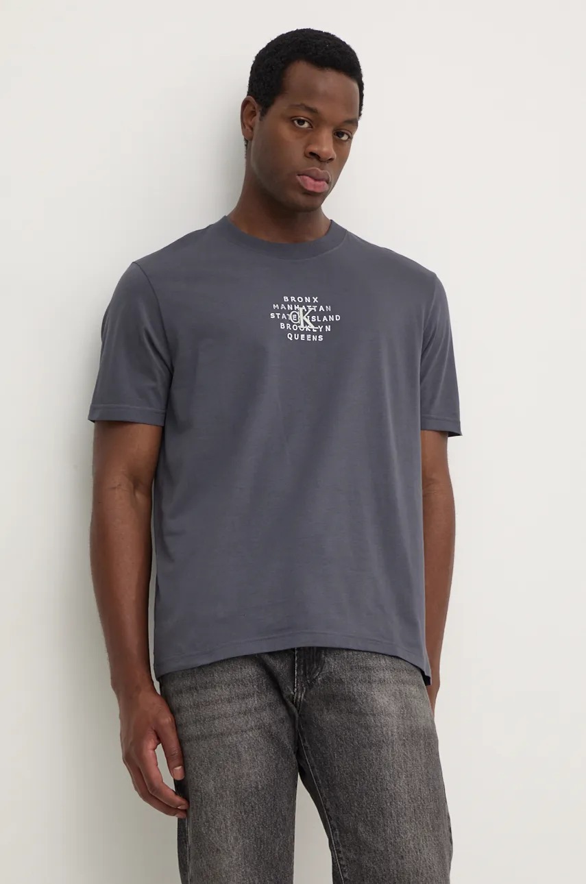 

Памучна тениска Calvin Klein Jeans в сиво с принт J30J326871, Сив