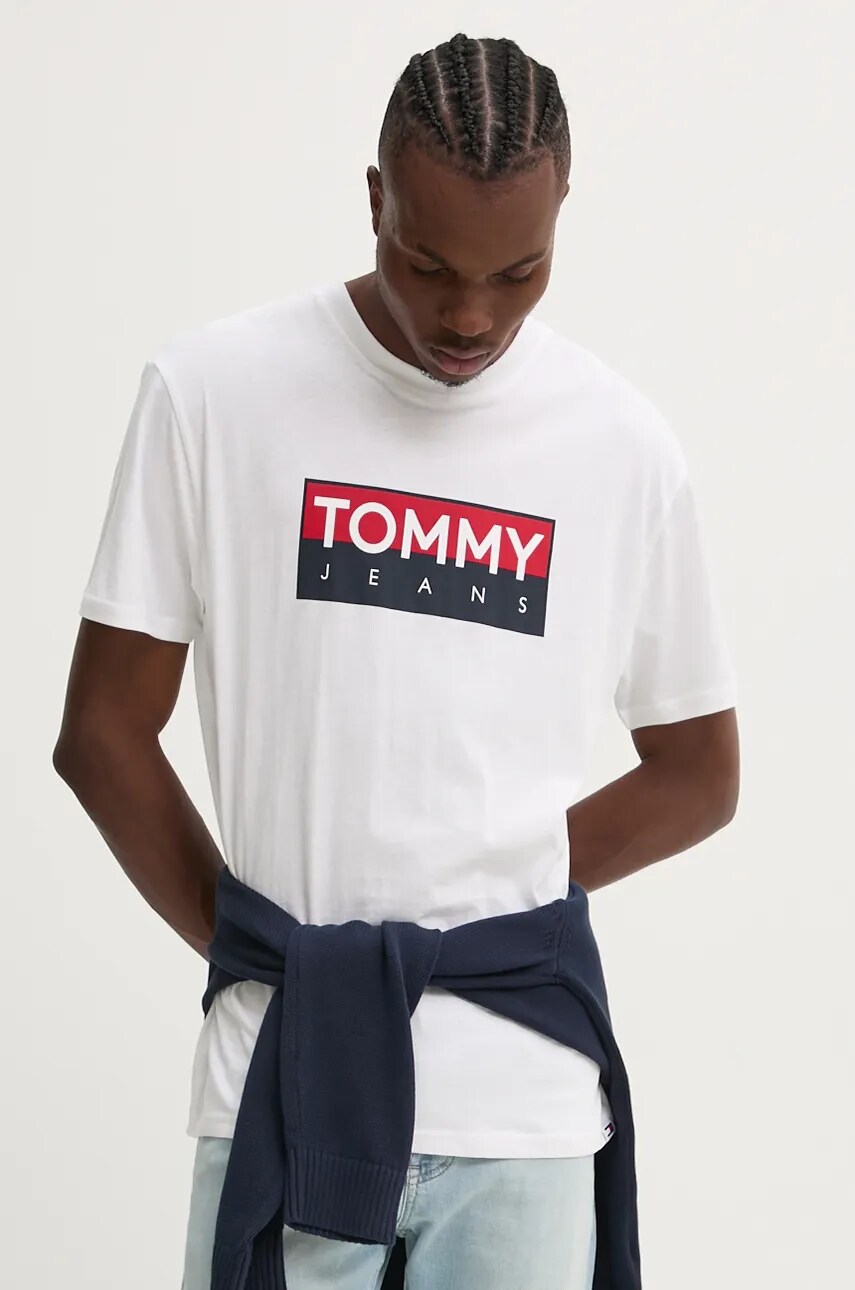 

Памучна тениска Tommy Jeans в бяло с принт DM0DM19684, Бял