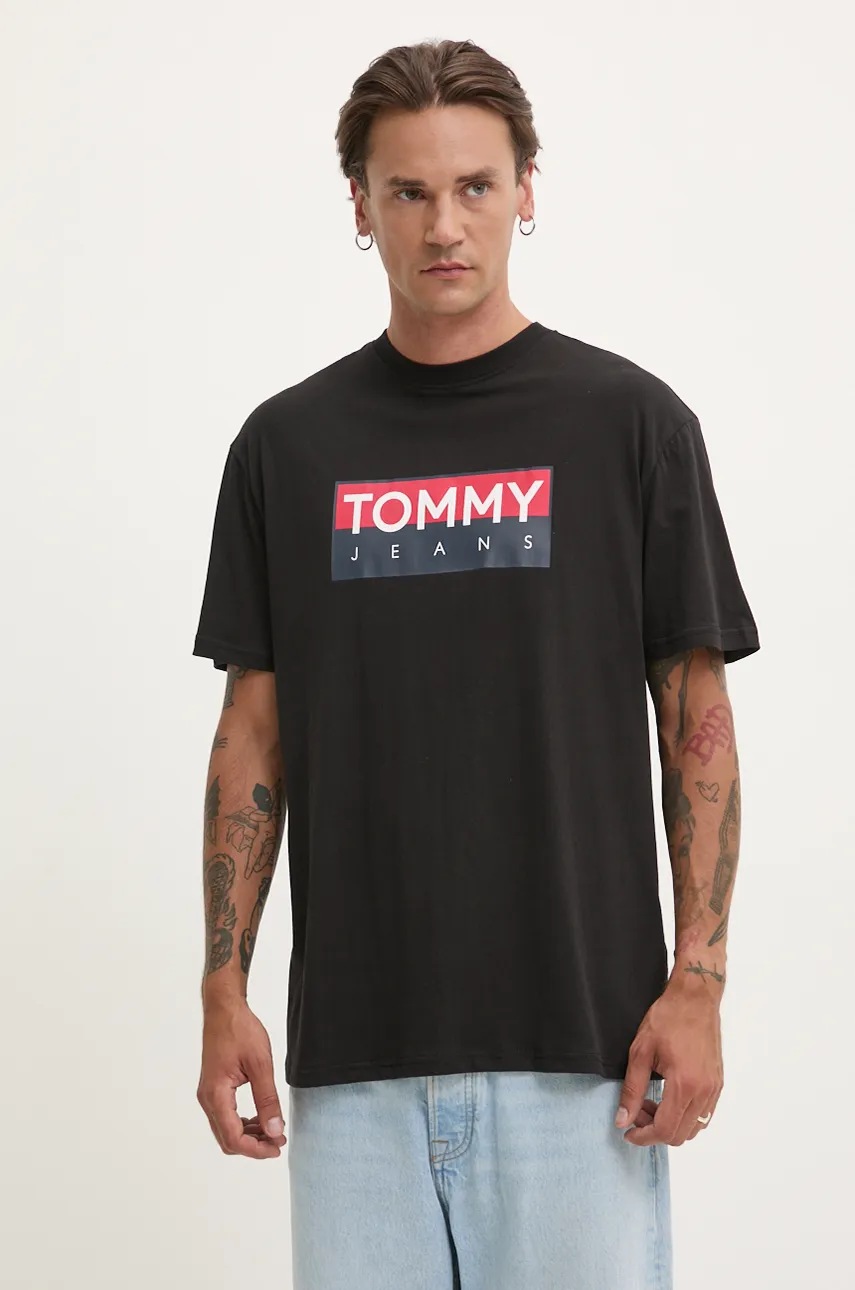 

Памучна тениска Tommy Jeans в черно с принт DM0DM19684, Черен