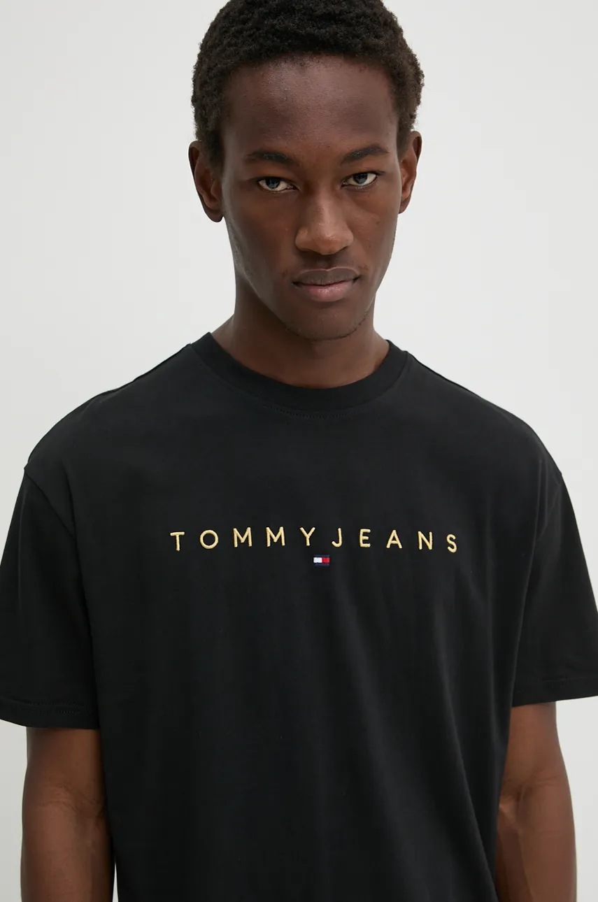 

Памучна тениска Tommy Jeans в черно с апликация DM0DM19694, Черен