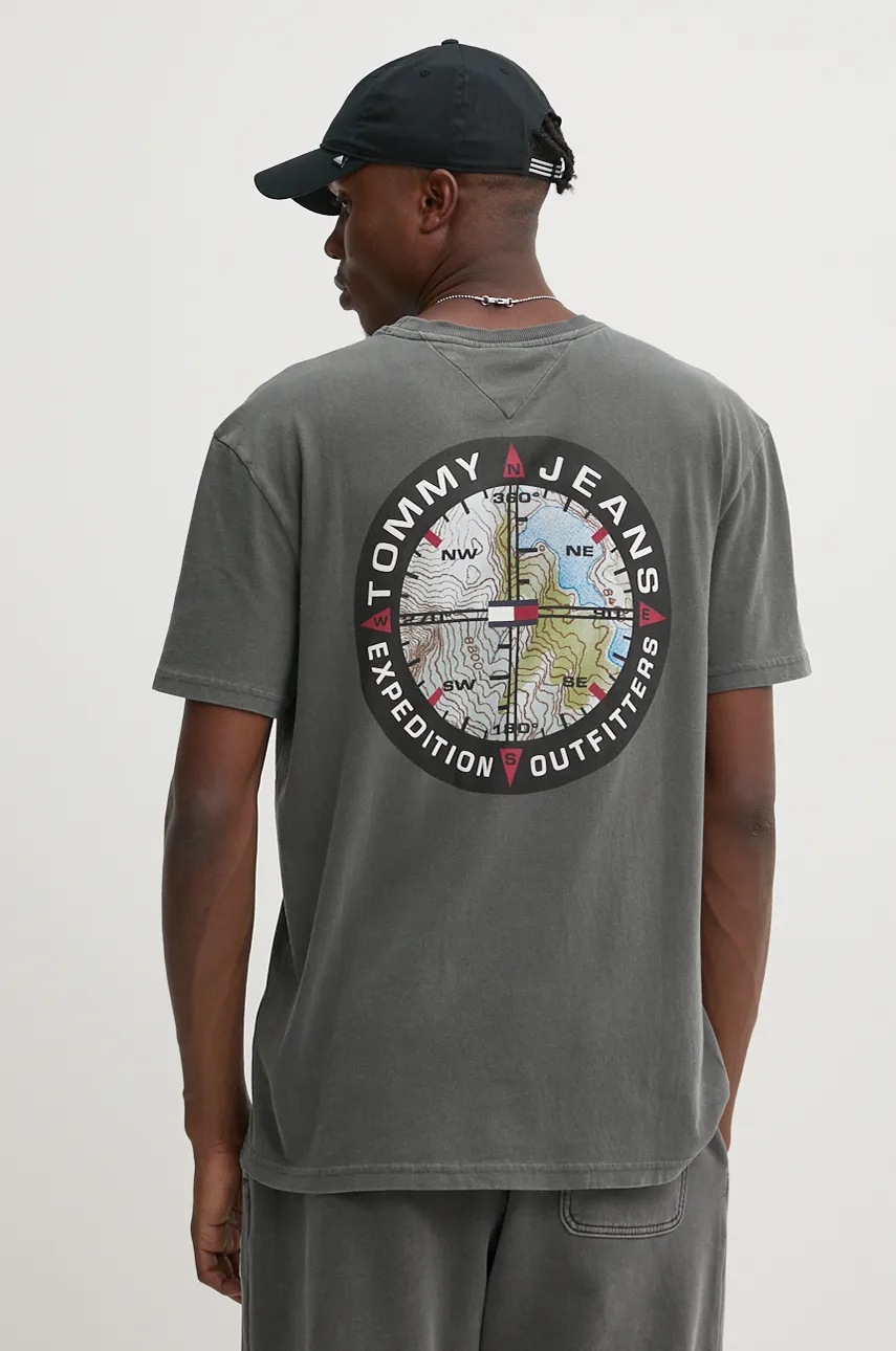 

Памучна тениска Tommy Jeans в сиво с принт DM0DM19702, Сив