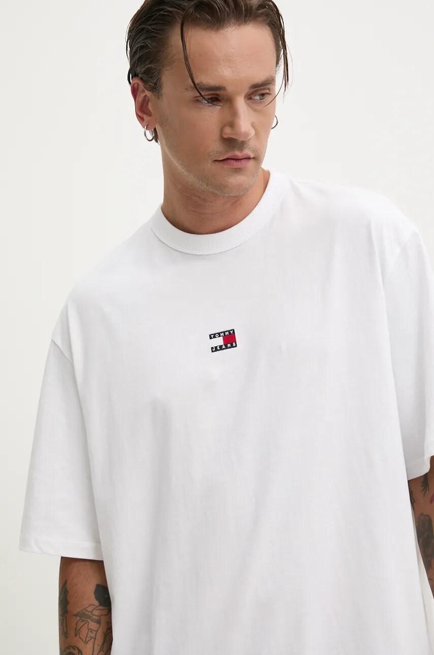 

Памучна тениска Tommy Jeans в бяло с апликация DM0DM19737, Бял