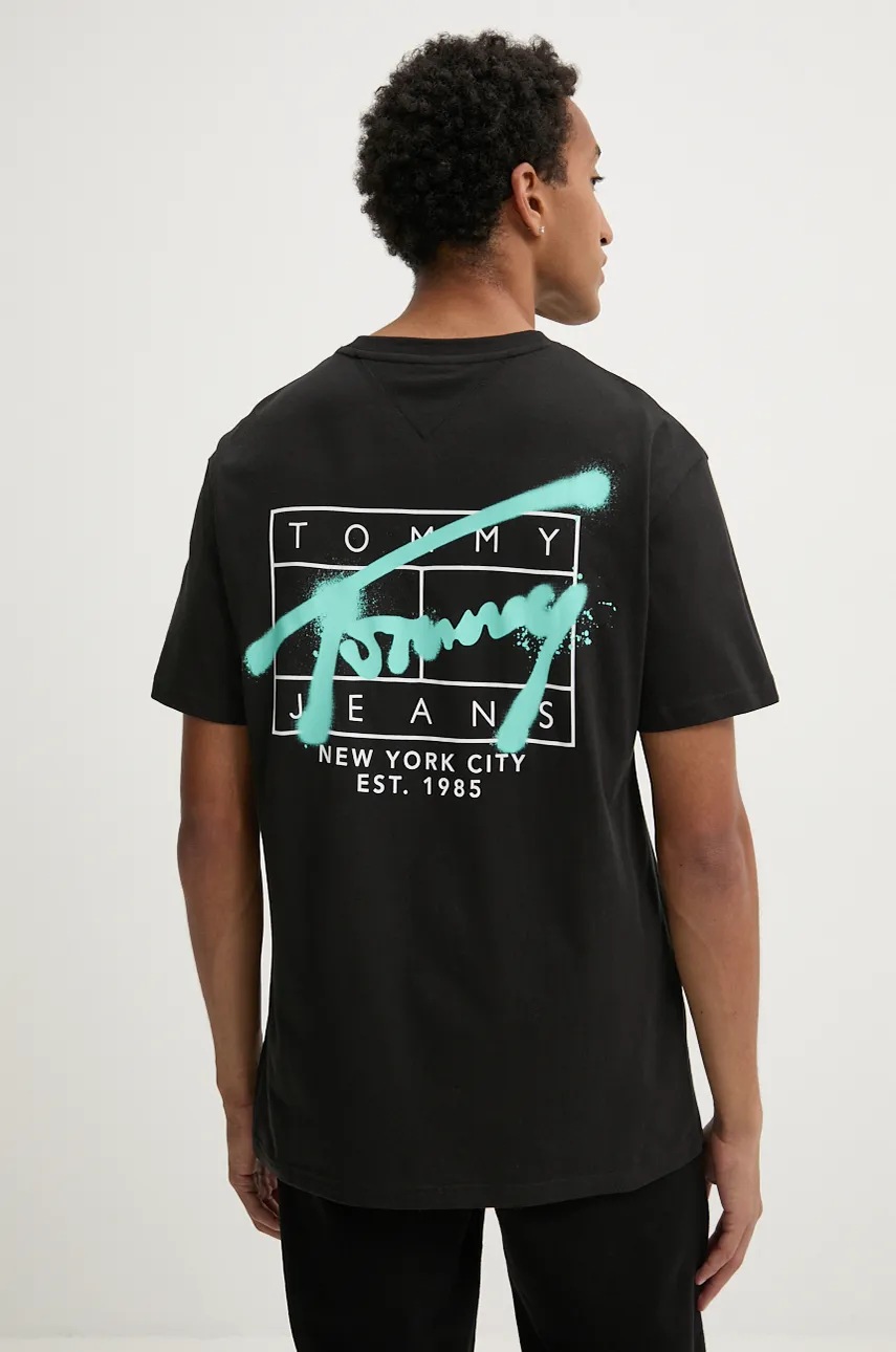

Памучна тениска Tommy Jeans в черно с принт DM0DM20594, Черен