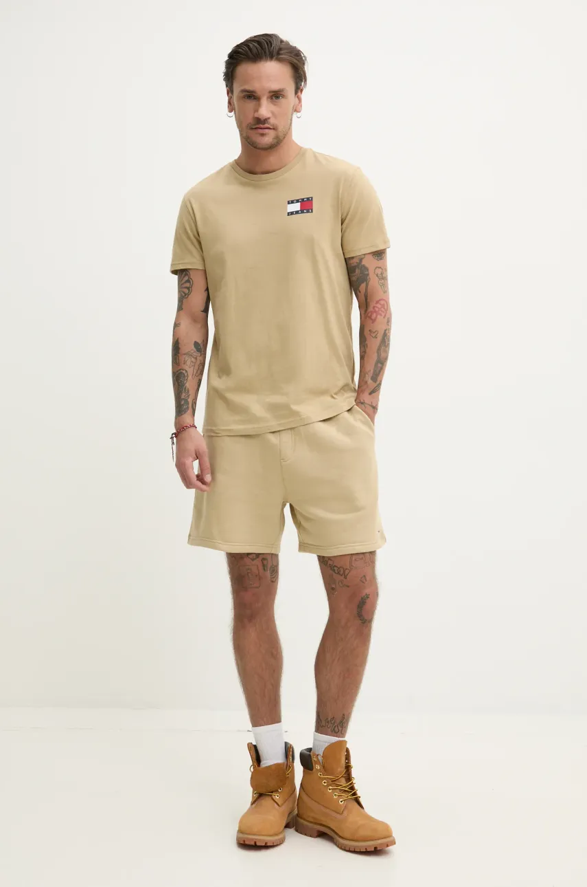 Хлопковая футболка Tommy Jeans мужская цвет бежевый с принтом DM0DM20740 Хлопковая футболка Tommy Jeans мужская цвет бежевый с принтом DM0DM20740