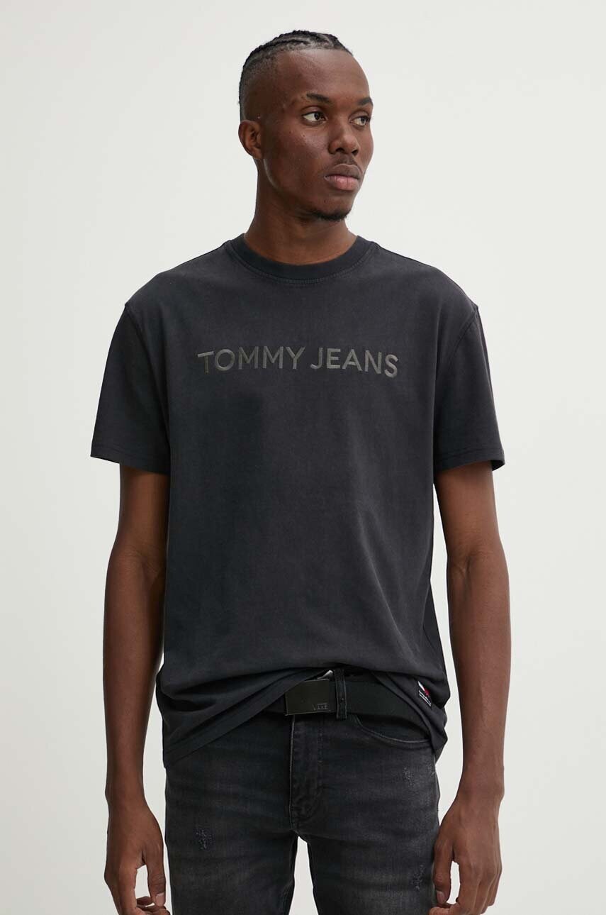 

Памучна тениска Tommy Jeans в черно с апликация DM0DM20754, Черен