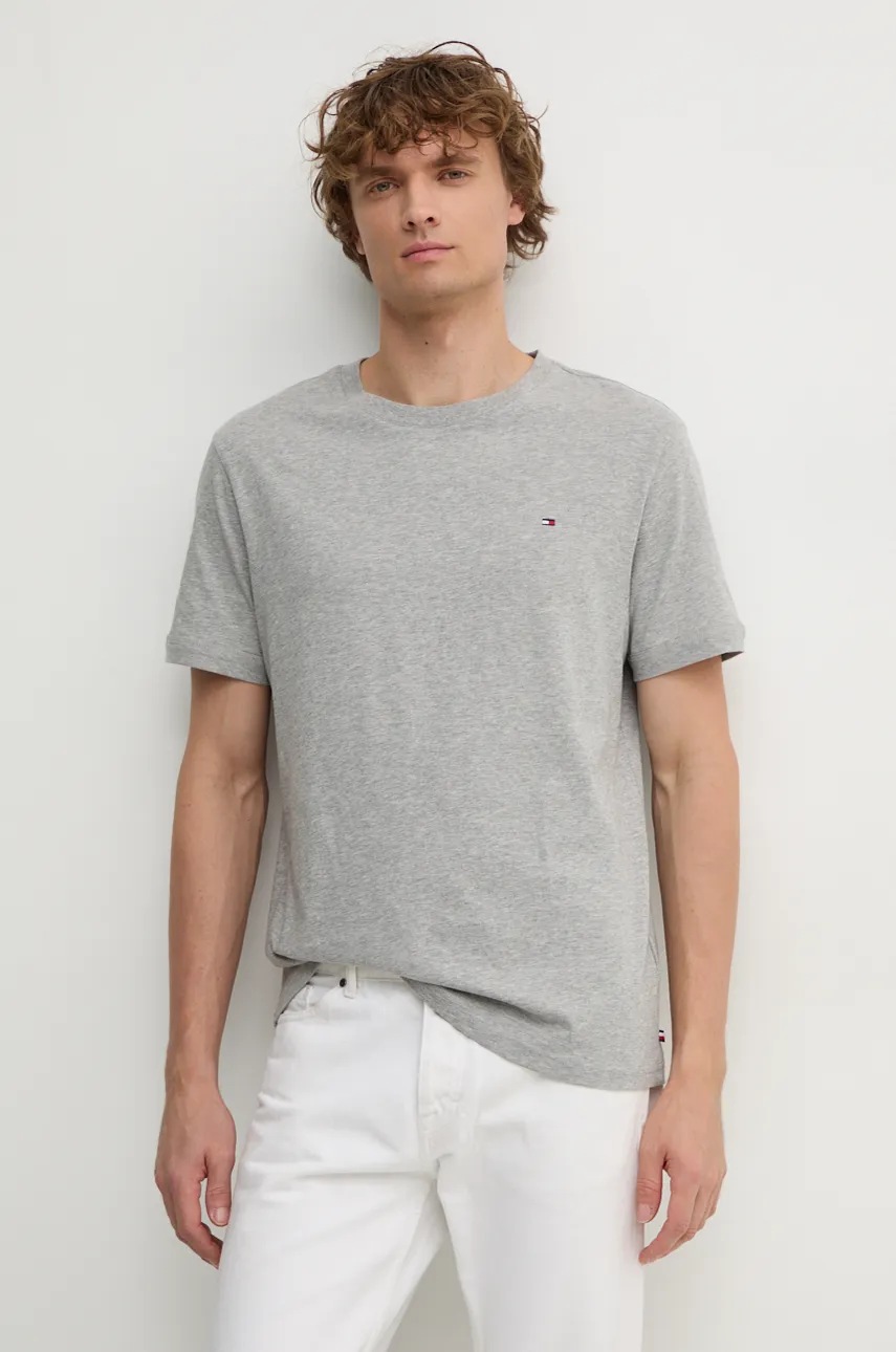 

Памучна тениска Tommy Hilfiger в сиво с изчистен дизайн UM0UM03362, Сив