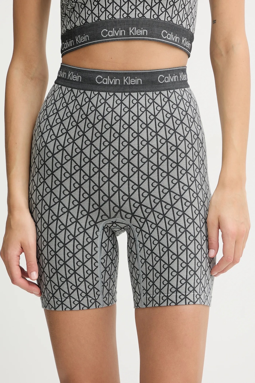 

Домашен къс панталон Calvin Klein Underwear в сиво с десен с висока талия LV00QF8488, Сив