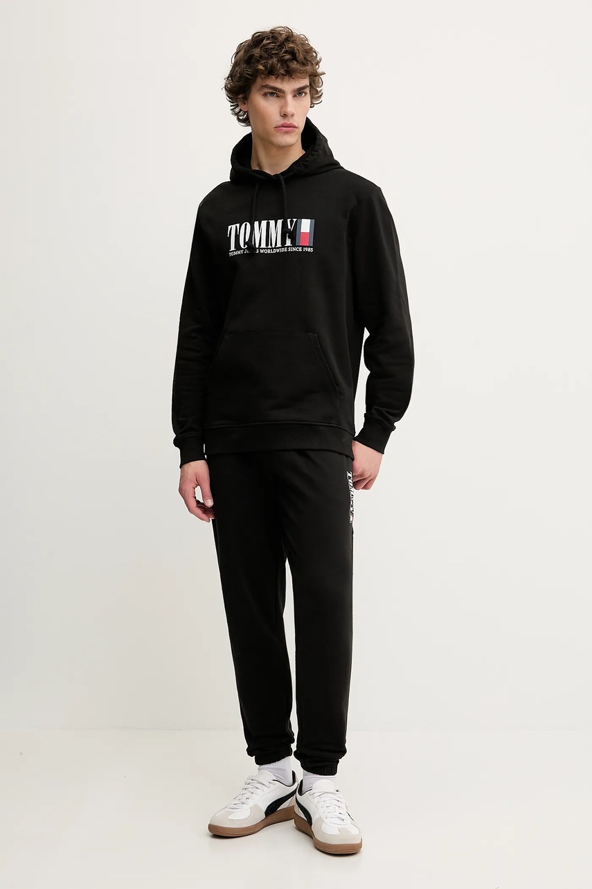 Хлопковая кофта Tommy Jeans цвет чёрный с капюшоном с принтом DM0DM22144