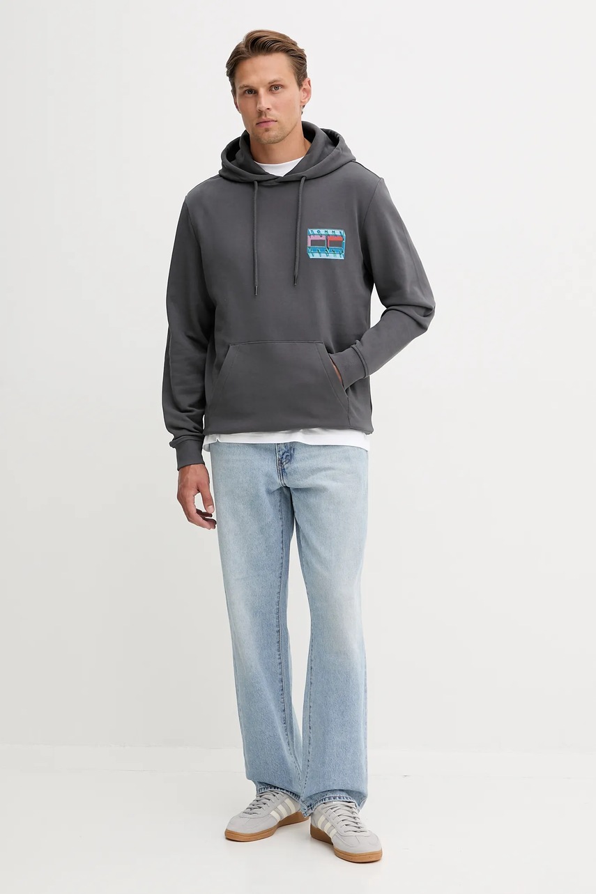 Хлопковая кофта Tommy Jeans цвет серый с капюшоном с принтом DM0DM22077 Хлопковая кофта Tommy Jeans цвет серый с капюшоном с принтом DM0DM22077