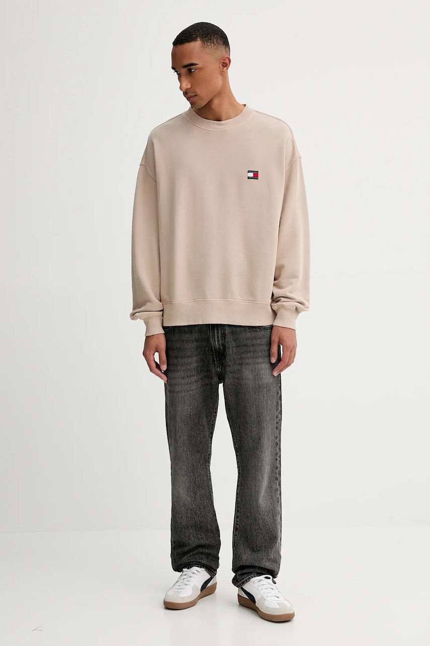 Хлопковая кофта Tommy Jeans цвет коричневый с аппликацией DM0DM22079 Хлопковая кофта Tommy Jeans цвет коричневый с аппликацией DM0DM22079