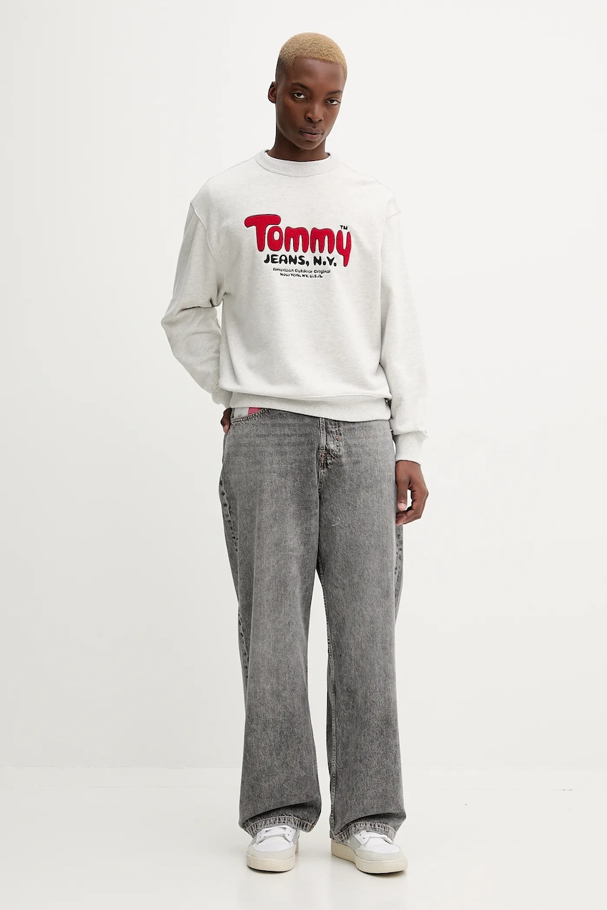 Хлопковая кофта Tommy Jeans цвет серый с аппликацией DM0DM22087 Хлопковая кофта Tommy Jeans цвет серый с аппликацией DM0DM22087