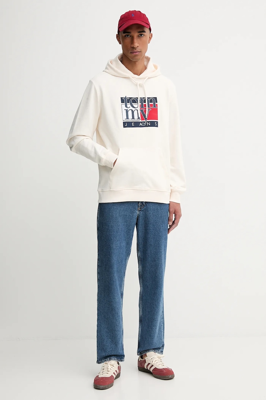 Хлопковая кофта Tommy Jeans цвет бежевый с капюшоном с принтом DM0DM22092 Хлопковая кофта Tommy Jeans цвет бежевый с капюшоном с принтом DM0DM22092