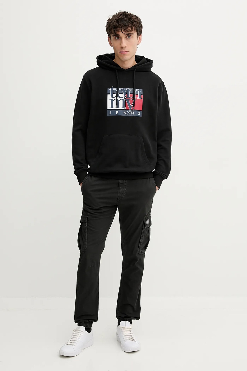 Хлопковая кофта Tommy Jeans цвет чёрный с капюшоном с принтом DM0DM22092