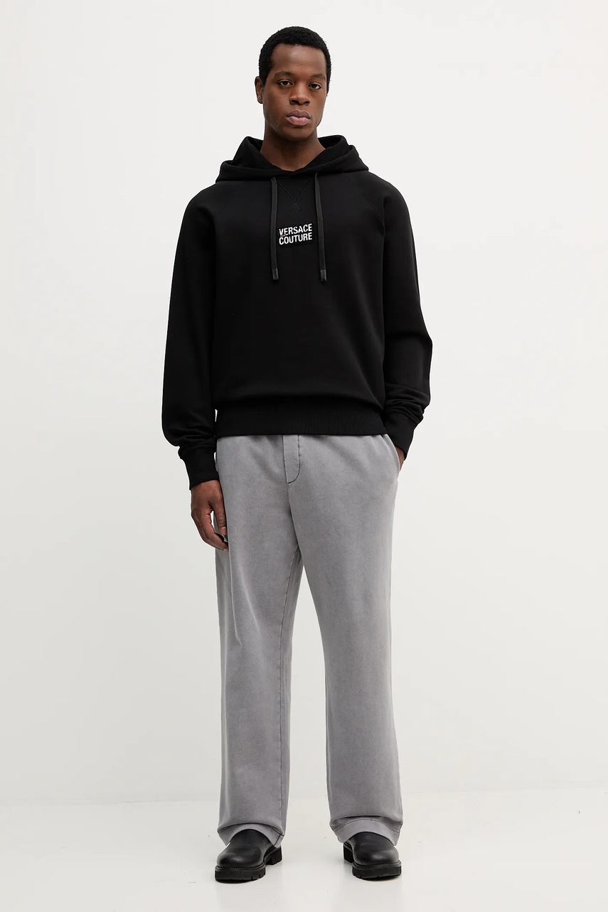 Хлопковая кофта Versace Jeans Couture цвет чёрный с капюшоном с аппликацией 79GAIP06 CF06P
