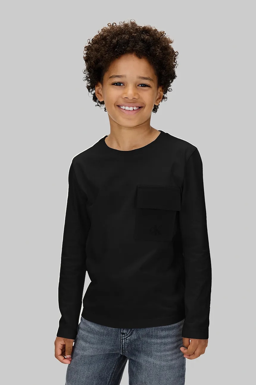 Levně Dětské bavlněné tričko s dlouhým rukávem Calvin Klein Jeans černá barva, IB0IB02587