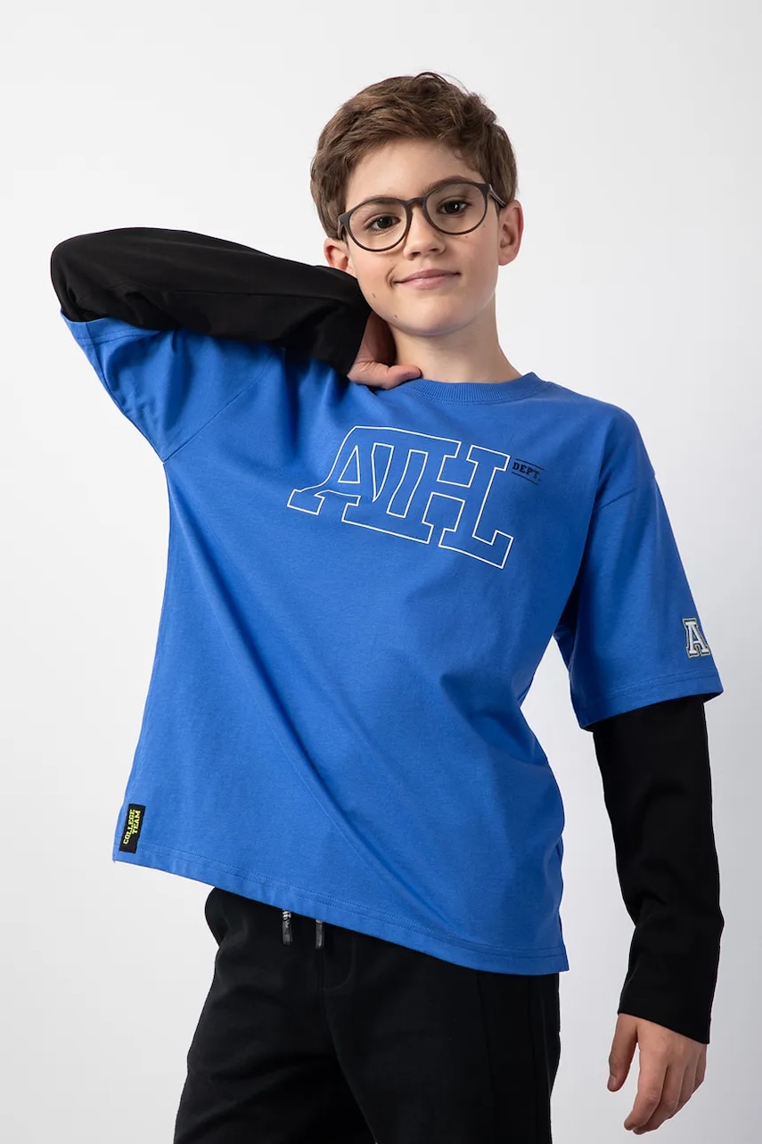 Levně Dětské bavlněné tričko s dlouhým rukávem Coccodrillo modrá barva, s potiskem, ACADEMY BOY JUNIOR
