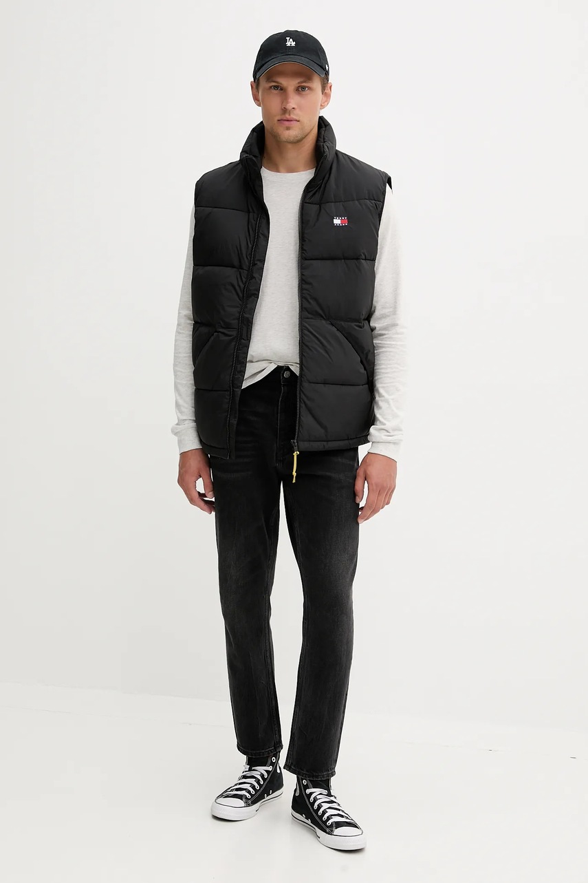 Хлопковый лонгслив Tommy Jeans цвет серый с принтом DM0DM21594