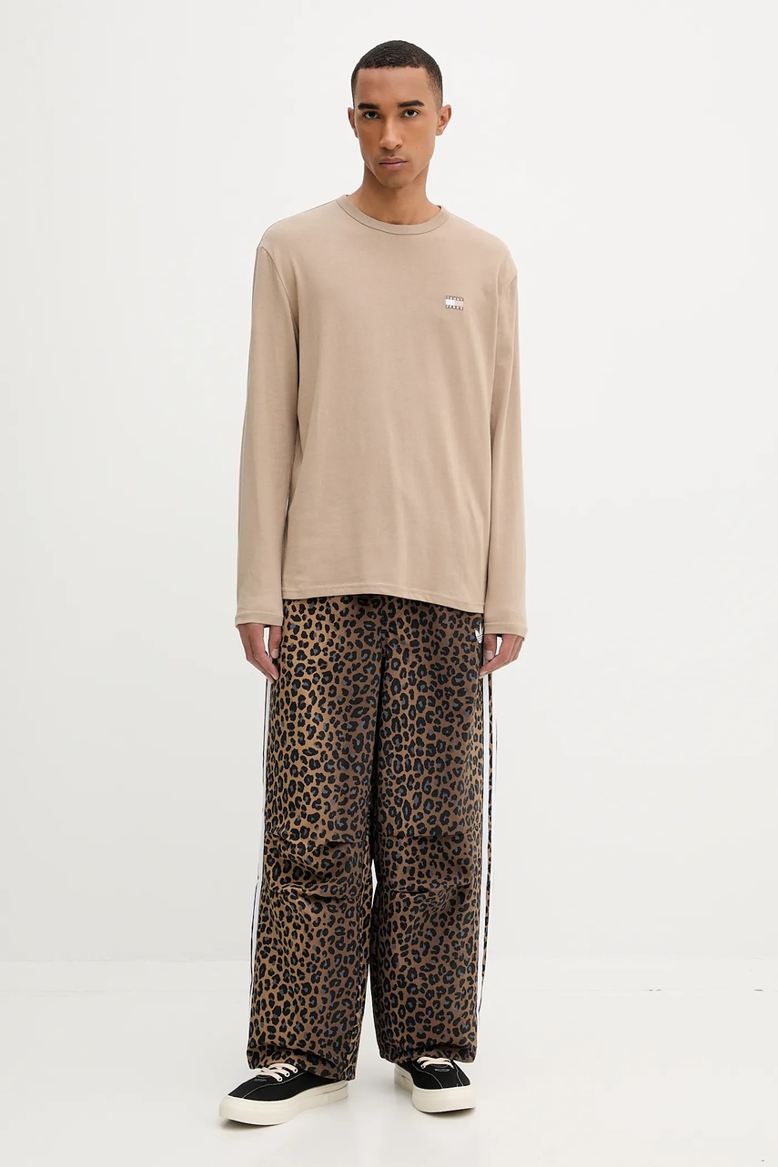 Хлопковый лонгслив Tommy Jeans цвет коричневый однотонный DM0DM21974