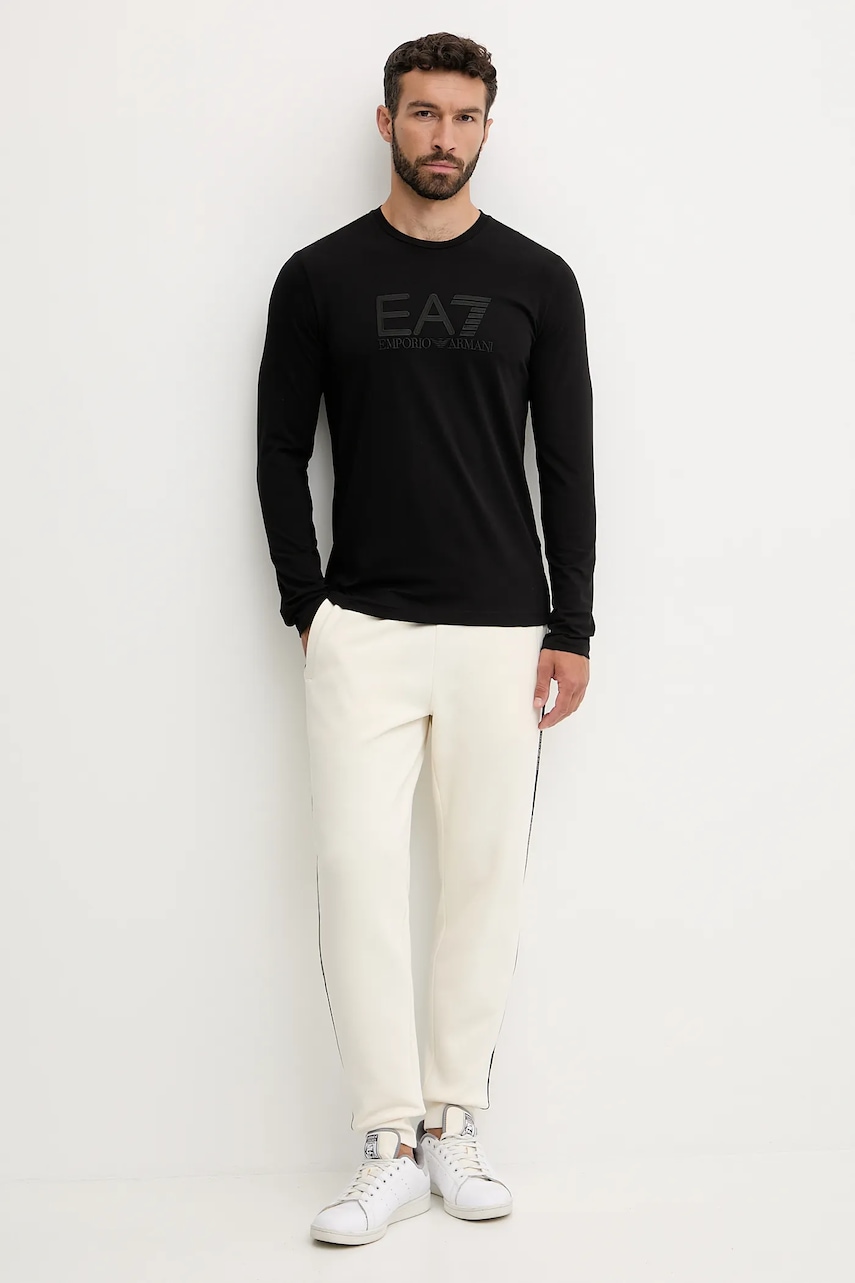 Лонгслив EA7 Emporio Armani цвет чёрный с аппликацией AF10373.7M000900 Лонгслив EA7 Emporio Armani цвет чёрный с аппликацией AF10373.7M000900