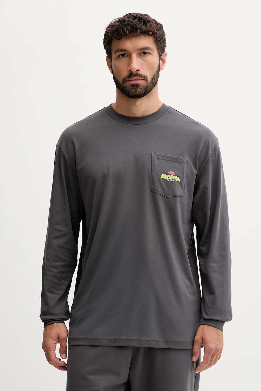 The North Face longsleeve din bumbac Expedition Celebration culoarea gri, cu imprimeu, NF0A8E3DRHI1
