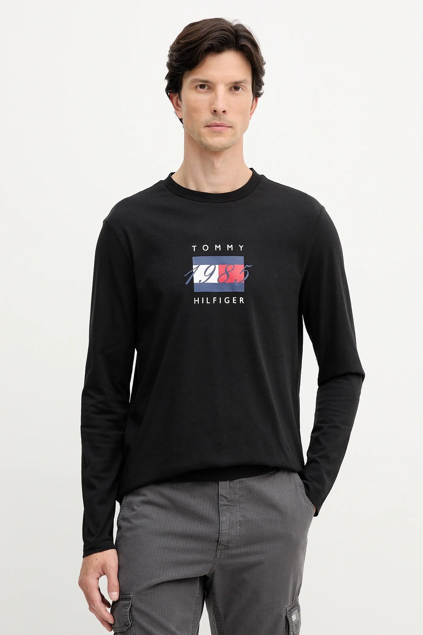 Levně Bavlněné tričko s dlouhým rukávem Tommy Hilfiger černá barva, s potiskem, MW0MW41497